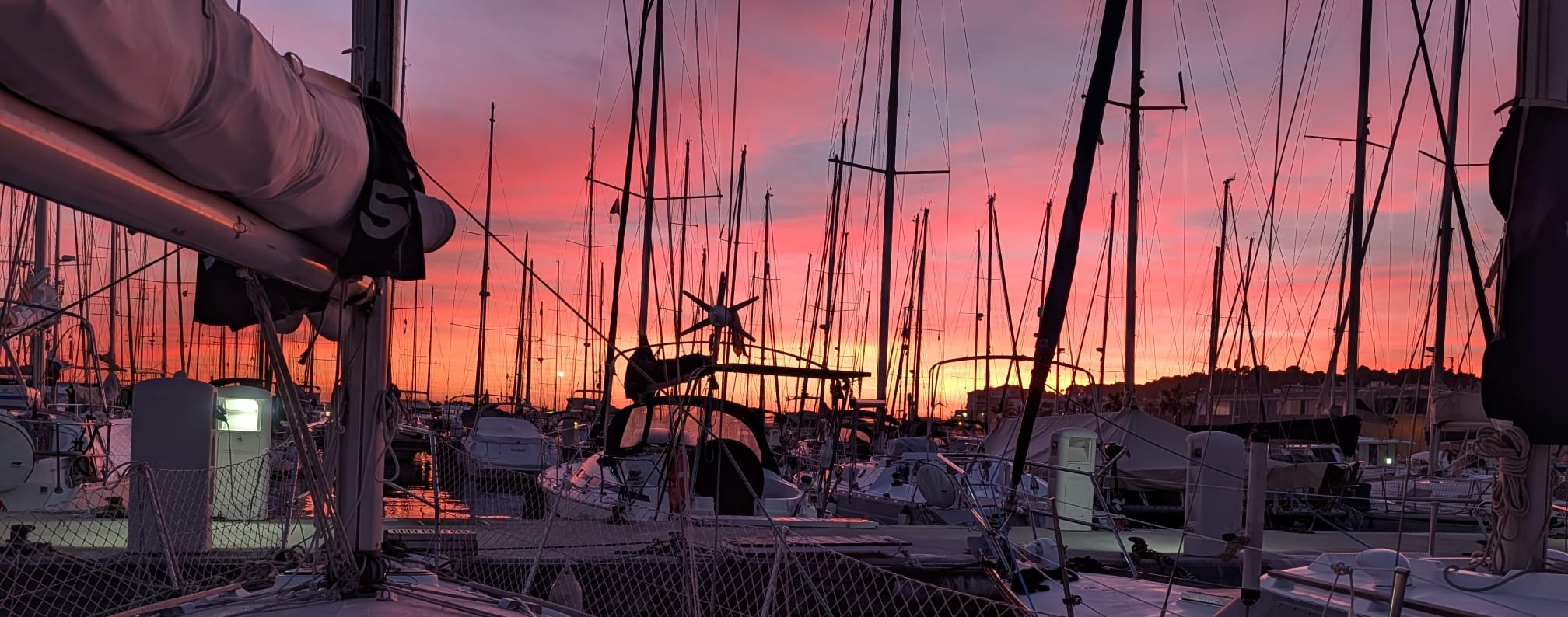 Port Esportiu de Roda de Berà durant la posta de sol